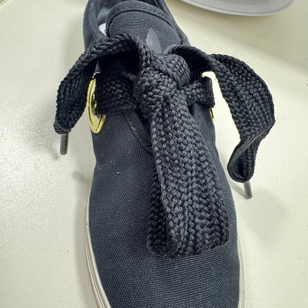 adidas Sleek Low Sneaker Womens Size 7 Black‎ Ribbon Bow Gold Badge FV0741